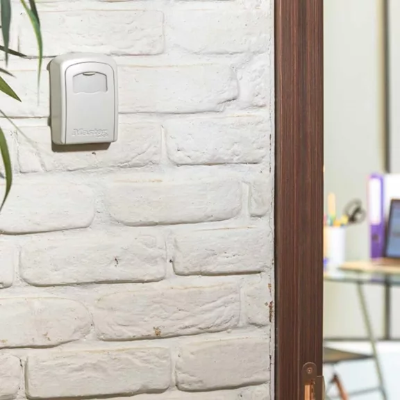 Master Lock 5401 CRM falra szerelhető számzáras kulcstároló