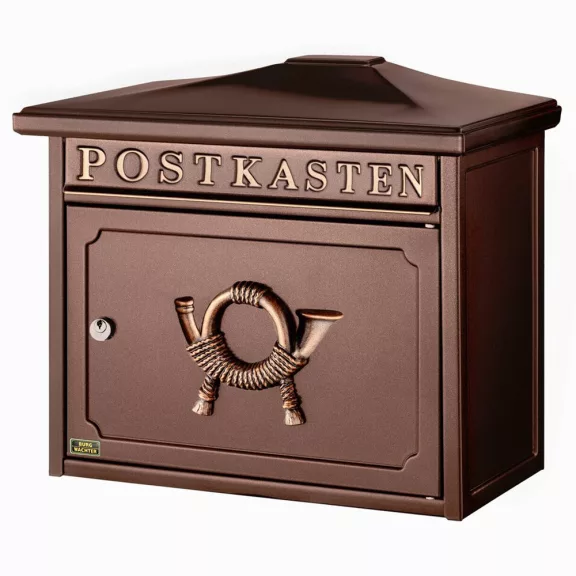 Díszes kerítésen kívüli postaláda