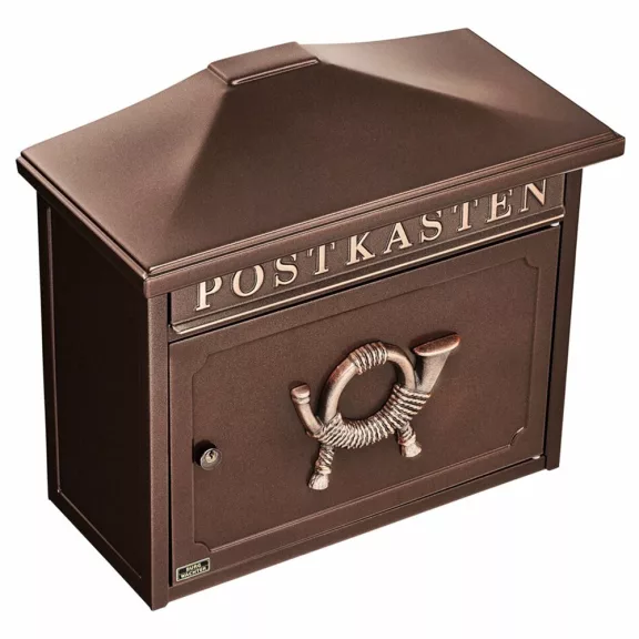 Díszes kerítésen kívüli postaláda