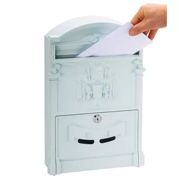 Renzo díszes kerítésen kívüli postaláda