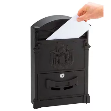 Renzo díszes kerítésen kívüli postaláda