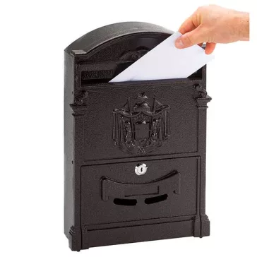 Renzo díszes kerítésen kívüli postaláda