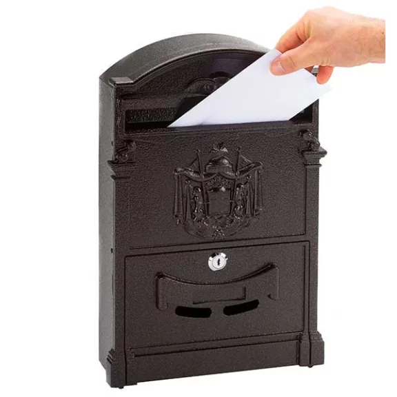 Renzo díszes kerítésen kívüli postaláda