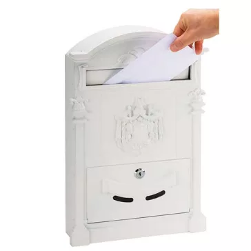 Terzo díszes kerítésen kívüli postaláda