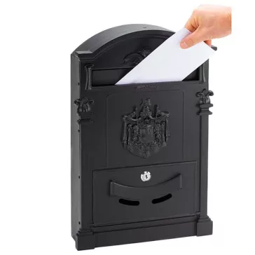 Terzo díszes kerítésen kívüli postaláda