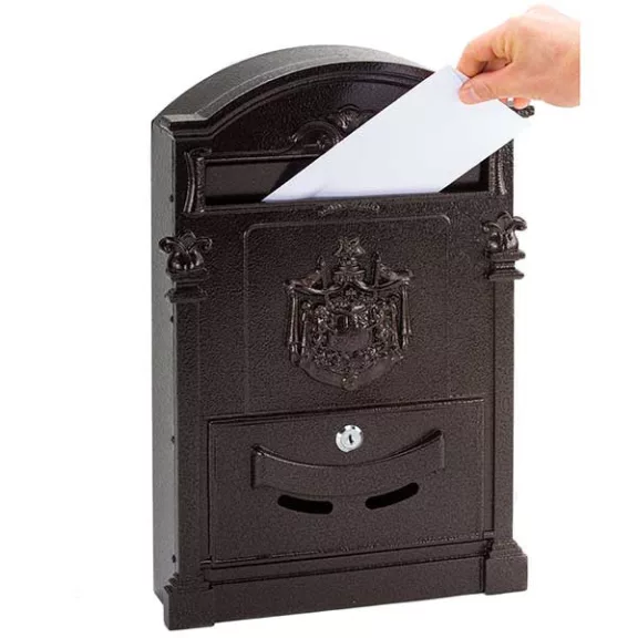 Terzo díszes kerítésen kívüli postaláda