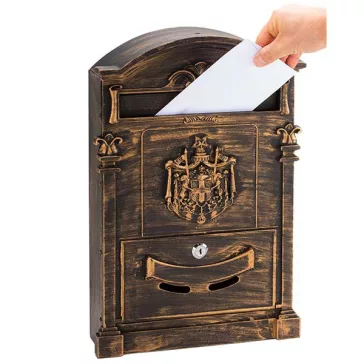 Terzo díszes kerítésen kívüli postaláda