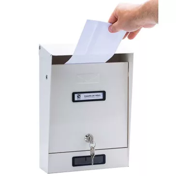 Prima kerítésen kívüli postaláda