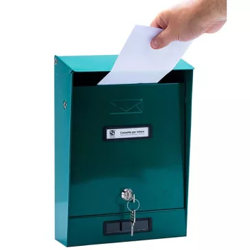 Prima kerítésen kívüli postaláda