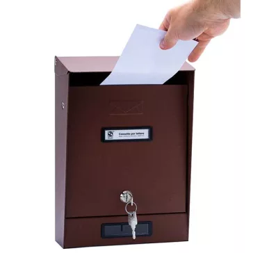 Prima kerítésen kívüli postaláda