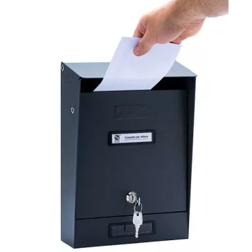 Prima kerítésen kívüli postaláda